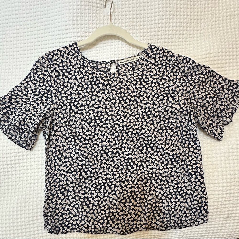 Abercrombie & Fitch - (L) Navy and white daisy floral blouse